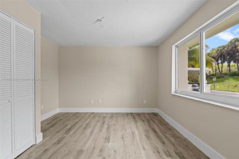 House in Miami, Florida 4 bedrooms, 209.96 sq.m. № 1949023 - photo 25
