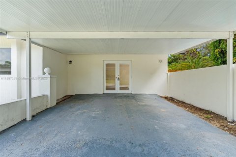 House in Miami, Florida 4 bedrooms, 209.96 sq.m. № 1949023 - photo 5