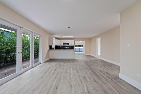 House in Miami, Florida 4 bedrooms, 209.96 sq.m. № 1949023 - photo 12