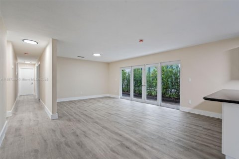 House in Miami, Florida 4 bedrooms, 209.96 sq.m. № 1949023 - photo 9