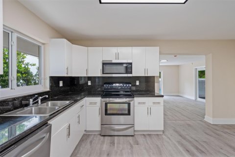House in Miami, Florida 4 bedrooms, 209.96 sq.m. № 1949023 - photo 16