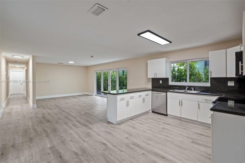 House in Miami, Florida 4 bedrooms, 209.96 sq.m. № 1949023 - photo 17