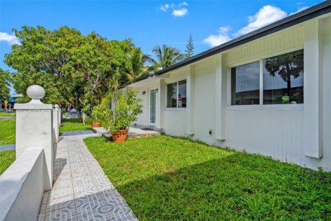 House in Miami, Florida 4 bedrooms, 209.96 sq.m. № 1949023 - photo 6