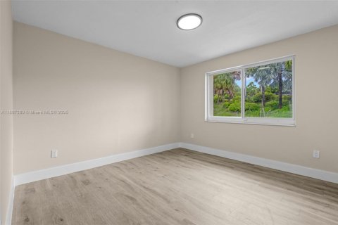 House in Miami, Florida 4 bedrooms, 209.96 sq.m. № 1949023 - photo 29