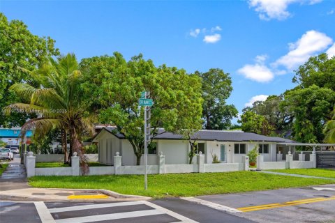 House in Miami, Florida 4 bedrooms, 209.96 sq.m. № 1949023 - photo 3