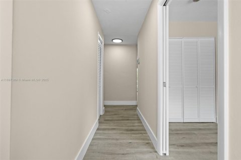 House in Miami, Florida 4 bedrooms, 209.96 sq.m. № 1949023 - photo 7