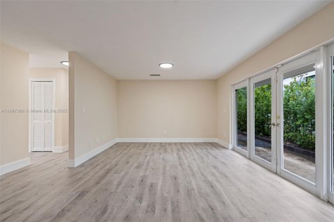 House in Miami, Florida 4 bedrooms, 209.96 sq.m. № 1949023 - photo 10
