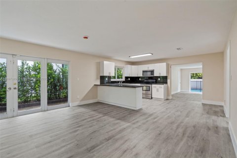 House in Miami, Florida 4 bedrooms, 209.96 sq.m. № 1949023 - photo 8