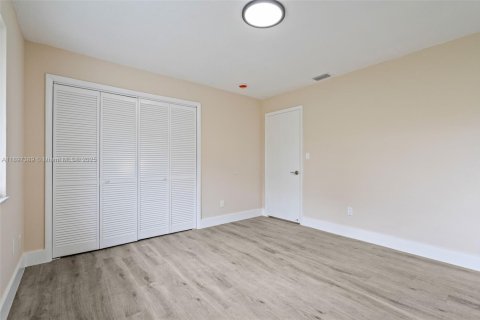 House in Miami, Florida 4 bedrooms, 209.96 sq.m. № 1949023 - photo 30
