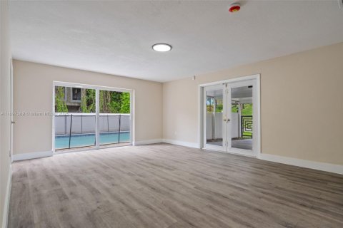 House in Miami, Florida 4 bedrooms, 209.96 sq.m. № 1949023 - photo 19