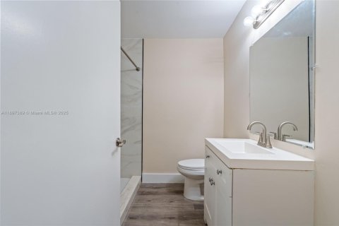 House in Miami, Florida 4 bedrooms, 209.96 sq.m. № 1949023 - photo 27