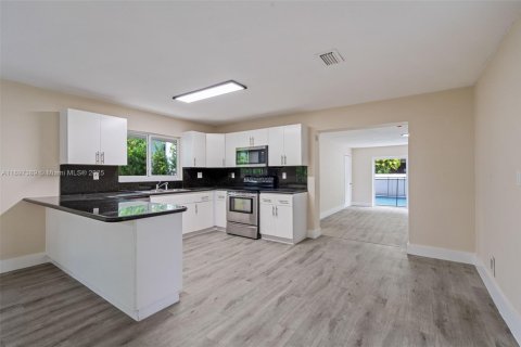 House in Miami, Florida 4 bedrooms, 209.96 sq.m. № 1949023 - photo 14