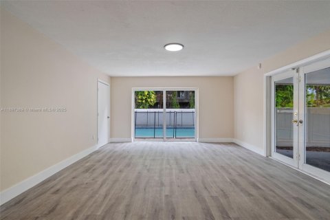 House in Miami, Florida 4 bedrooms, 209.96 sq.m. № 1949023 - photo 18