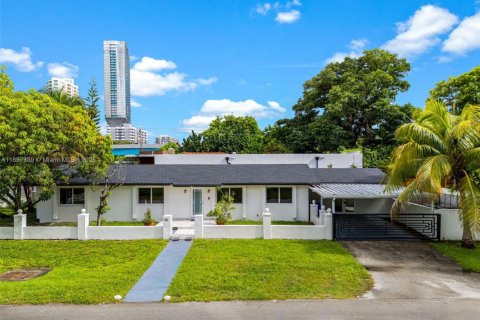 House in Miami, Florida 4 bedrooms, 209.96 sq.m. № 1949023 - photo 1