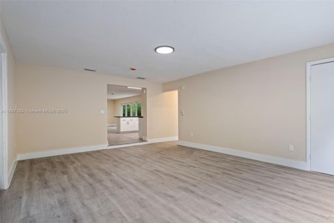 House in Miami, Florida 4 bedrooms, 209.96 sq.m. № 1949023 - photo 20