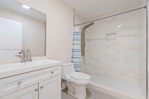 House in Miami, Florida 4 bedrooms, 209.96 sq.m. № 1949023 - photo 22
