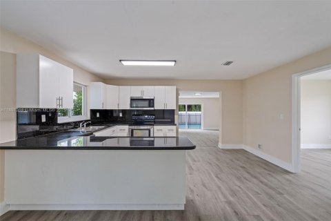House in Miami, Florida 4 bedrooms, 209.96 sq.m. № 1949023 - photo 13