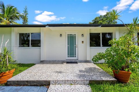 House in Miami, Florida 4 bedrooms, 209.96 sq.m. № 1949023 - photo 4