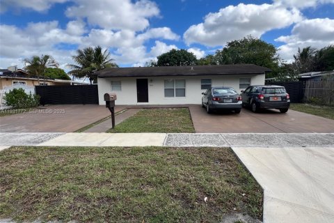 Villa ou maison à louer à Miami Gardens, Floride: 3 chambres, 121.7 m2 № 1991131 - photo 2