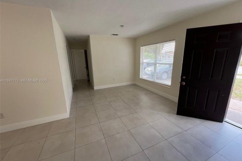 Villa ou maison à louer à Miami Gardens, Floride: 3 chambres, 121.7 m2 № 1991131 - photo 3