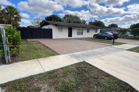 Villa ou maison à louer à Miami Gardens, Floride: 3 chambres, 121.7 m2 № 1991131 - photo 1