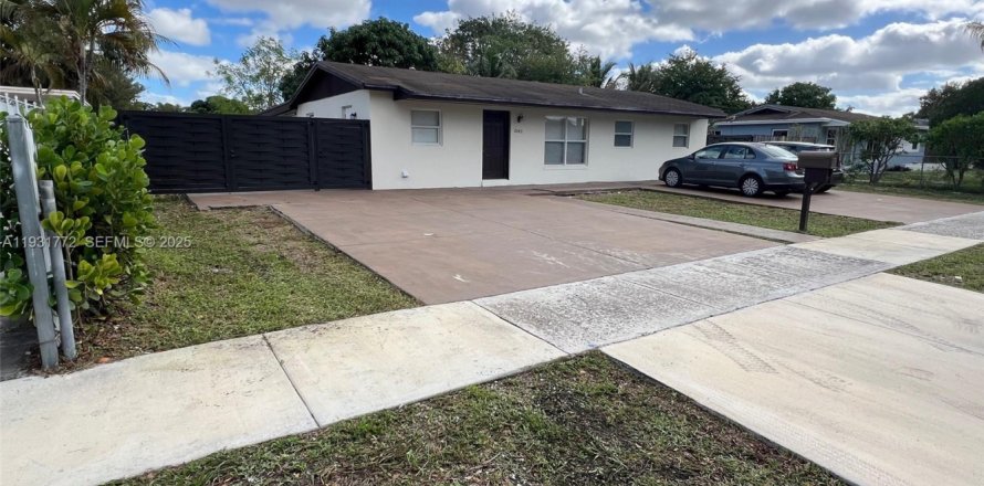 Villa ou maison à Miami Gardens, Floride 3 chambres, 121.7 m2 № 1991131