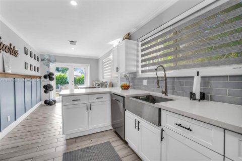 House in Miami, Florida 3 bedrooms, 149.39 sq.m. № 1947899 - photo 15
