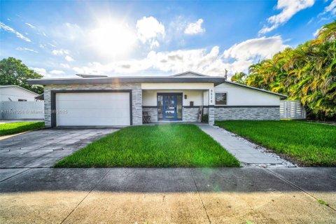 House in Miami, Florida 3 bedrooms, 149.39 sq.m. № 1947899 - photo 1
