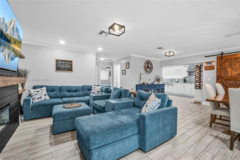 House in Miami, Florida 3 bedrooms, 149.39 sq.m. № 1947899 - photo 4