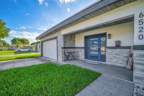 House in Miami, Florida 3 bedrooms, 149.39 sq.m. № 1947899 - photo 3