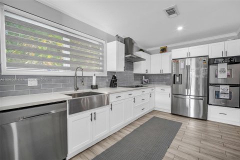 House in Miami, Florida 3 bedrooms, 149.39 sq.m. № 1947899 - photo 12