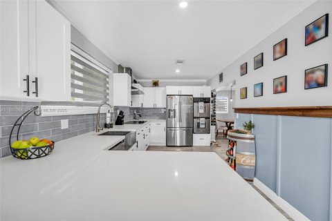 House in Miami, Florida 3 bedrooms, 149.39 sq.m. № 1947899 - photo 16
