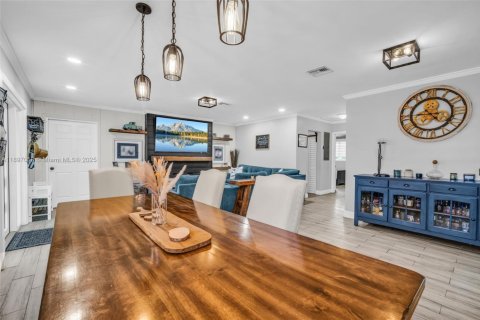 House in Miami, Florida 3 bedrooms, 149.39 sq.m. № 1947899 - photo 9