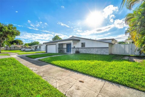 House in Miami, Florida 3 bedrooms, 149.39 sq.m. № 1947899 - photo 2