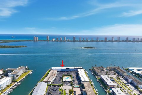 Condominio en venta en North Palm Beach, Florida, 2 dormitorios, 89.74 m2 № 2083166 - foto 2