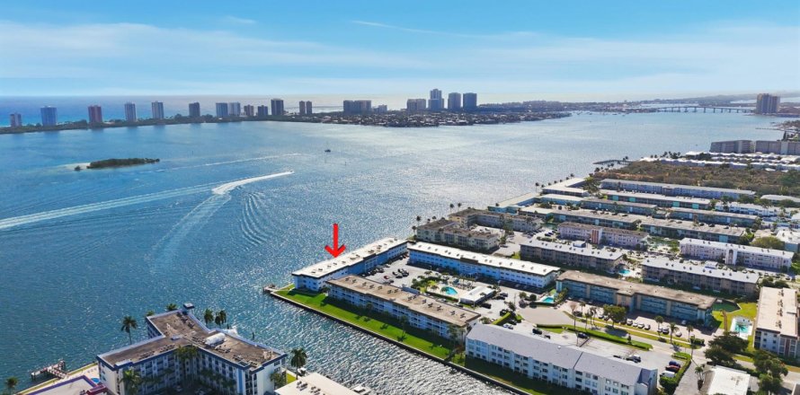 Condominio en North Palm Beach, Florida, 2 dormitorios  № 2083166