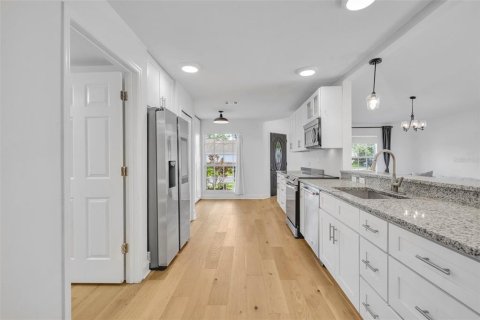 House in Orlando, Florida 5 bedrooms, 219.34 sq.m. № 1821433 - photo 9