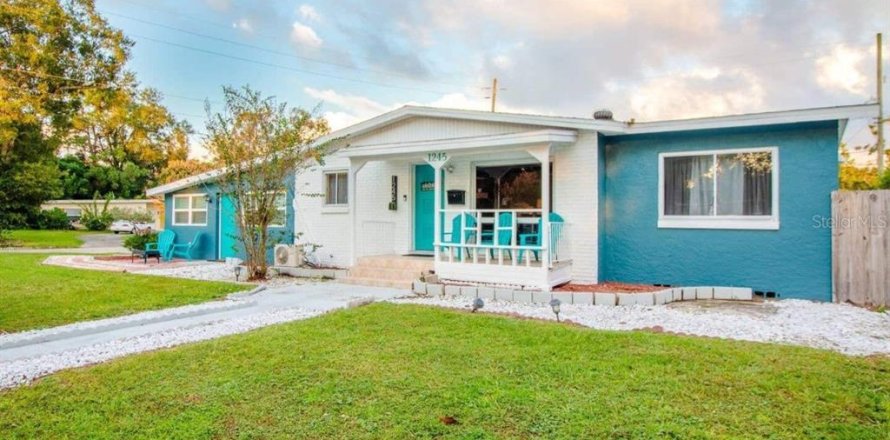 House in Orlando, Florida 7 bedrooms, 275.36 sq.m. № 2095550