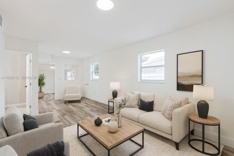 Casa en venta en Opa-locka, Florida, 4 dormitorios, 134.52 m2 № 2001494 - foto 2