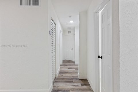 Casa en venta en Opa-locka, Florida, 4 dormitorios, 134.52 m2 № 2001494 - foto 5