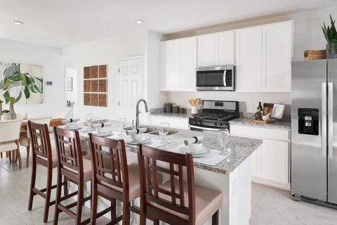 House in Winter Haven, Florida 3 bedrooms, 136.01 sq.m. № 2275437 - photo 2