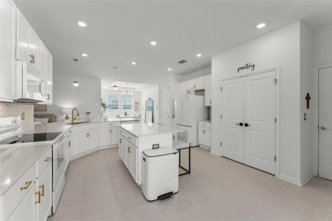 House in Apopka, Florida 4 bedrooms, 221.76 sq.m. № 2396390 - photo 19