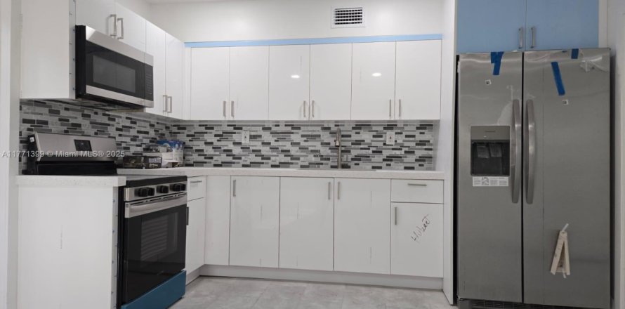 House in Miami Gardens, Florida 3 bedrooms, 165.46 sq.m. № 1731356