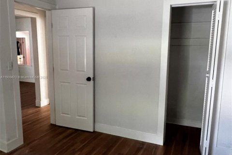 Снять в аренду виллу или дом в Лейк-Уорт, Флорида 3 спальни, 101.17м2, № 1965440 - фото 4