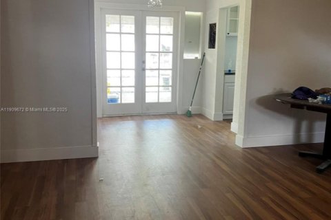 Снять в аренду виллу или дом в Лейк-Уорт, Флорида 3 спальни, 101.17м2, № 1965440 - фото 1