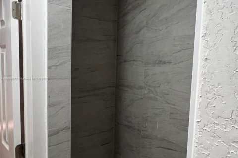 Снять в аренду виллу или дом в Лейк-Уорт, Флорида 3 спальни, 101.17м2, № 1965440 - фото 16