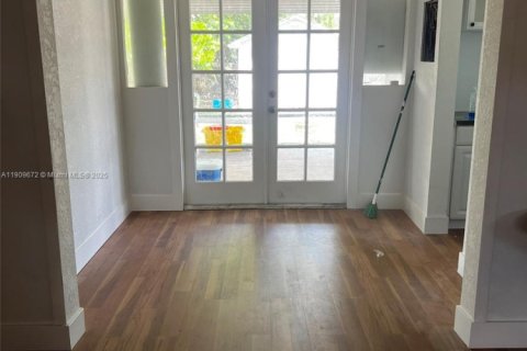 Снять в аренду виллу или дом в Лейк-Уорт, Флорида 3 спальни, 101.17м2, № 1965440 - фото 2