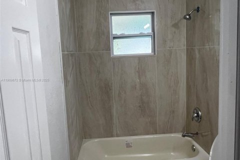 Снять в аренду виллу или дом в Лейк-Уорт, Флорида 3 спальни, 101.17м2, № 1965440 - фото 5