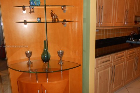 Condo in Miami Beach, Florida, 1 bedroom  № 1958612 - photo 8