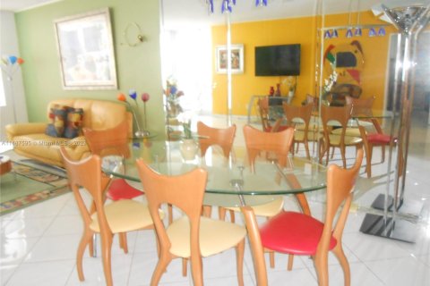 Condo in Miami Beach, Florida, 1 bedroom  № 1958612 - photo 11